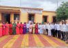 दिवंगत उपमुख्यमंत्री अजित दादा पवार यांच्या जयंती निमित्त प्राथमिक आरोग्य केंद्र मुर्टी यांच्या वतीने सर्व रोग निदान शिबीर उत्साहात संपन्न. दिवंगत उपमुख्यमंत्री अजित दादा पवार यांच्या जयंती निमित्त प्राथमिक आरोग्य केंद्र मुर्टी यांच्या वतीने सर्व रोग निदान शिबीर उत्साहात संपन्न. SB 24 NEWS -प्रतिनिधी. मुर्टी -(बारामती ) दिवंगत उपमुख्यमंत्री अजित दादा पवार यांची प्रथम जयंती आज संपुर्ण महाराष्ट्रात शासकीय कार्यालयात साजरी करण्यात आली .संपुर्ण महाराष्ट्र राज्याचे विकास पुरुष म्हणुन ओळखले जाणारे आदरणीय अजित दादांचे निधन २८ जानेवारी २०२६ रोजी विमान अपघातात निधन झाले .त्यांनी बारामती तालुक्याचा संपुर्ण काया पालट केला .त्यांच्या माध्यमातून अनेक विकास कामे झाली आहेत .अजित दादांच्या प्रथम जयंती निमित्त मुर्टी येथील प्राथमिक आरोग्य केंद्र येथे भव्य आरोग्य शिबिर आयोजित करण्यात आले होते . या वेळी प्राथमिक आरोग्य केंद्राच्या वैद्यकीय प्रभारी अधिकारी तृप्ती पुरी ,वैद्यकीय अधिकारी आकांक्षा लोणकर ,पुणे जिल्हा परिषदेच्या सदस्या सौ रोहीणी ढोले ,बारामती पंचायत समितीचे सदस्य बाबा चोरमले ,जितेंद्र पवार ,निरा कृषी उत्पन्न बाजार समितीचे संचालक बाळासो जगदाळे ,मुर्टी गावचे प्रशासक सरपंच सौ कोमल जगताप ,उपसरपंच किरण जगदाळे ,मोहन जगदाळे ,श्री छत्रपती शिवाजी विद्यालय मुर्टीचे मुख्याध्यापक श्री रामदास बांदल ,विद्यार्थी विद्यार्थीनी ,ग्रामस्थ तसेच आशा सेविका व आरोग्य केंद्र मुर्टी व उपकेंद्र वाकी येथील सर्व कर्मचारी उपस्थित होते. कार्यक्रमाचे सुत्रसचालन पोंदकुले यांनी केले तर आभार डॉक्टर पुरी यांनी मानले.