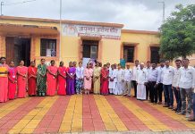 दिवंगत उपमुख्यमंत्री अजित दादा पवार यांच्या जयंती निमित्त प्राथमिक आरोग्य केंद्र मुर्टी यांच्या वतीने सर्व रोग निदान शिबीर उत्साहात संपन्न. दिवंगत उपमुख्यमंत्री अजित दादा पवार यांच्या जयंती निमित्त प्राथमिक आरोग्य केंद्र मुर्टी यांच्या वतीने सर्व रोग निदान शिबीर उत्साहात संपन्न. SB 24 NEWS -प्रतिनिधी. मुर्टी -(बारामती ) दिवंगत उपमुख्यमंत्री अजित दादा पवार यांची प्रथम जयंती आज संपुर्ण महाराष्ट्रात शासकीय कार्यालयात साजरी करण्यात आली .संपुर्ण महाराष्ट्र राज्याचे विकास पुरुष म्हणुन ओळखले जाणारे आदरणीय अजित दादांचे निधन २८ जानेवारी २०२६ रोजी विमान अपघातात निधन झाले .त्यांनी बारामती तालुक्याचा संपुर्ण काया पालट केला .त्यांच्या माध्यमातून अनेक विकास कामे झाली आहेत .अजित दादांच्या प्रथम जयंती निमित्त मुर्टी येथील प्राथमिक आरोग्य केंद्र येथे भव्य आरोग्य शिबिर आयोजित करण्यात आले होते . या वेळी प्राथमिक आरोग्य केंद्राच्या वैद्यकीय प्रभारी अधिकारी तृप्ती पुरी ,वैद्यकीय अधिकारी आकांक्षा लोणकर ,पुणे जिल्हा परिषदेच्या सदस्या सौ रोहीणी ढोले ,बारामती पंचायत समितीचे सदस्य बाबा चोरमले ,जितेंद्र पवार ,निरा कृषी उत्पन्न बाजार समितीचे संचालक बाळासो जगदाळे ,मुर्टी गावचे प्रशासक सरपंच सौ कोमल जगताप ,उपसरपंच किरण जगदाळे ,मोहन जगदाळे ,श्री छत्रपती शिवाजी विद्यालय मुर्टीचे मुख्याध्यापक श्री रामदास बांदल ,विद्यार्थी विद्यार्थीनी ,ग्रामस्थ तसेच आशा सेविका व आरोग्य केंद्र मुर्टी व उपकेंद्र वाकी येथील सर्व कर्मचारी उपस्थित होते. कार्यक्रमाचे सुत्रसचालन पोंदकुले यांनी केले तर आभार डॉक्टर पुरी यांनी मानले.